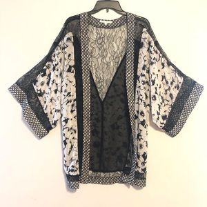 🌸 Willow and clay kimono black and white